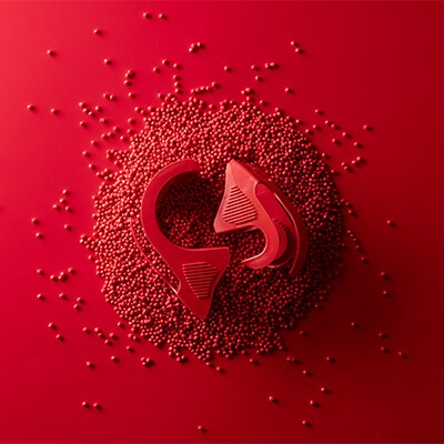 Dévidoir de ruban d’emballage Scotch™ rouge sur fond rouge de perles rouges en plastique recyclé