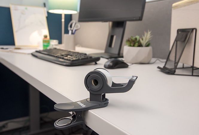 Utilisation du d&eacute;vidoir de bureau de ruban Scotch&trade; Clip &amp; Twist
