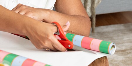 Découpe de papier d'emballage avec les ciseaux Scotch™
