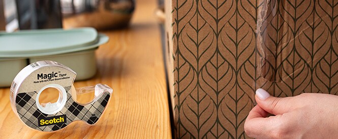 Ruban Scotch® Magic™ composé à 66 % d’un adhésif végétal utilisé pour réparer une boîte
