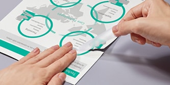Une femme répare un document avec du ruban Scotch® Magic™
