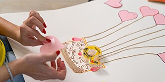 Fillette créant une œuvre d’art avec le ruban à double face Scotch®
